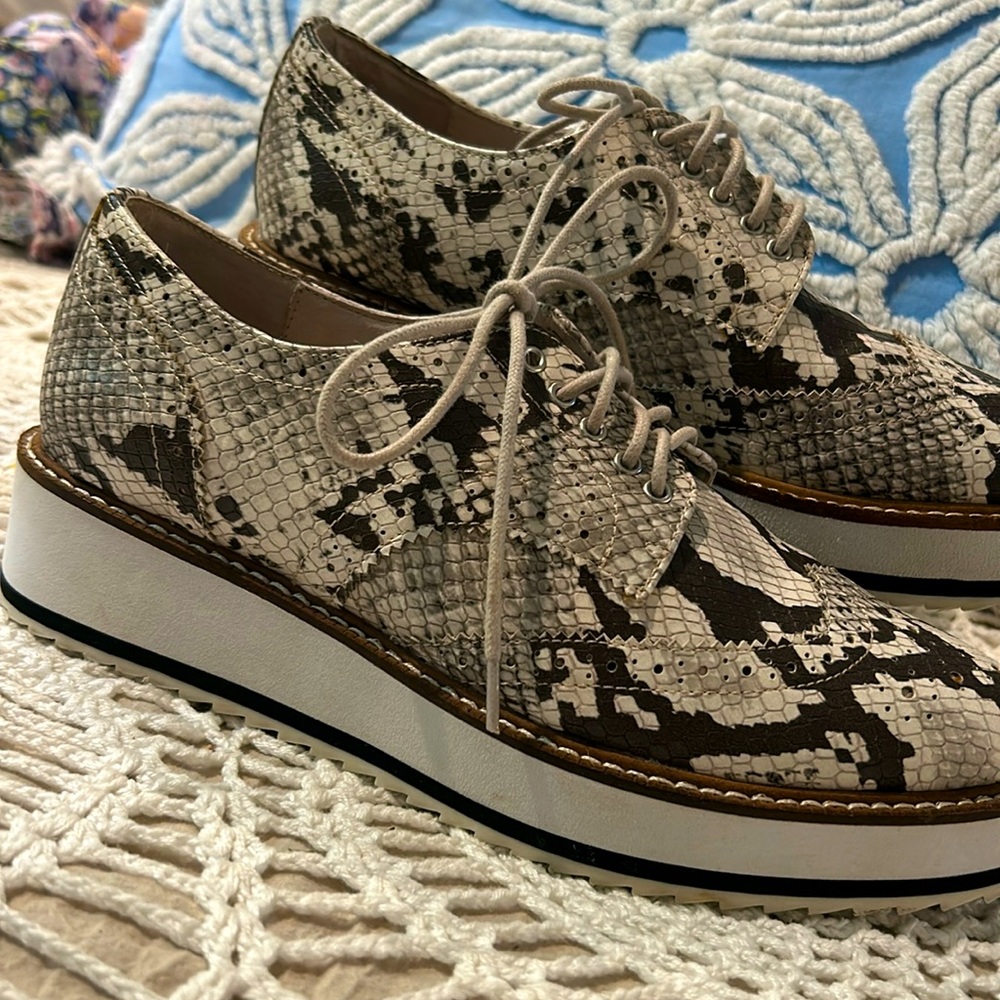 Snake print ladies oxfords. Size 7